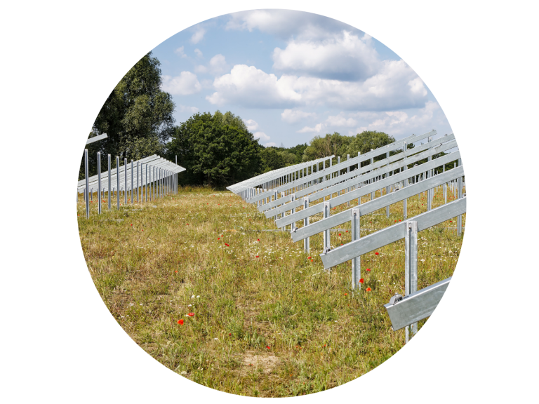 Foto von Solarpaneelunterkonstruktionen auf einer Wiese. 